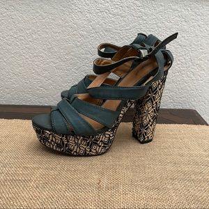 Qupid Heels Size 8.